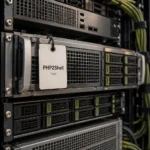 Serverrack med et mærke med teksten PHP2Shell og PHP.
